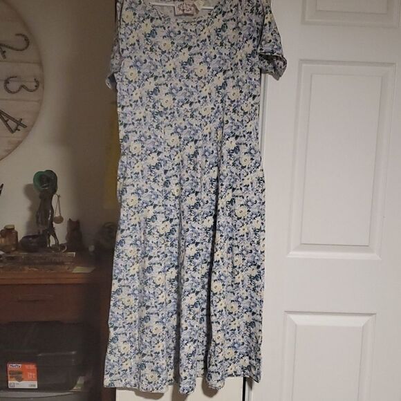 Floral dress with pockets  - Picture 1 of 4